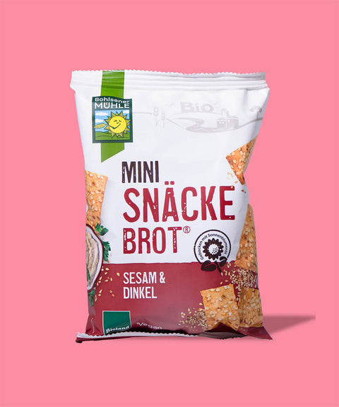 Snäckebrot auf rosa Hintergrund