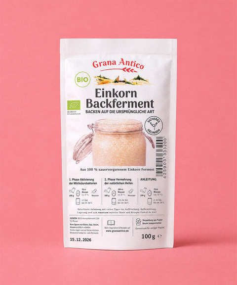 grana antico einkorn backferment, helle verpackung auf rosanen hintergrund 