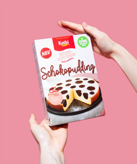 Kuchenmischung in zwei Händen