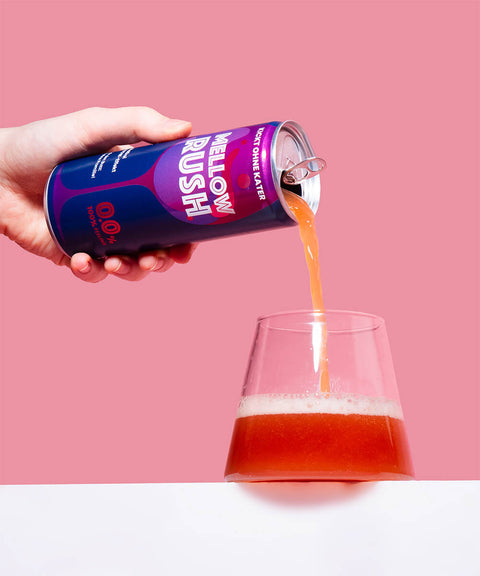 Getränk wird in Glas eingegossen