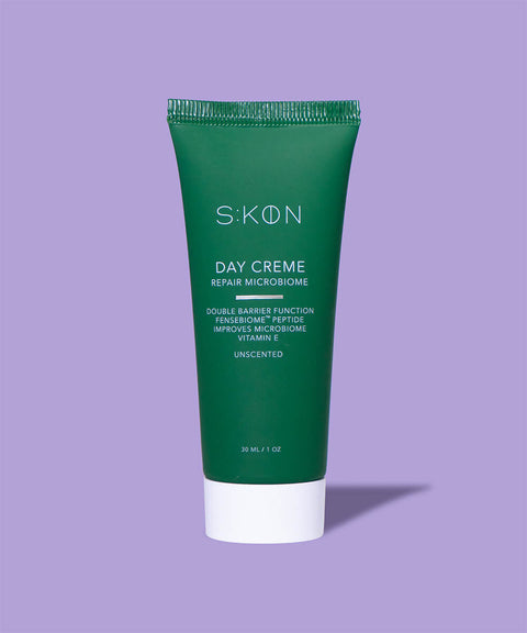 Tagescreme auf lila Hintergrund