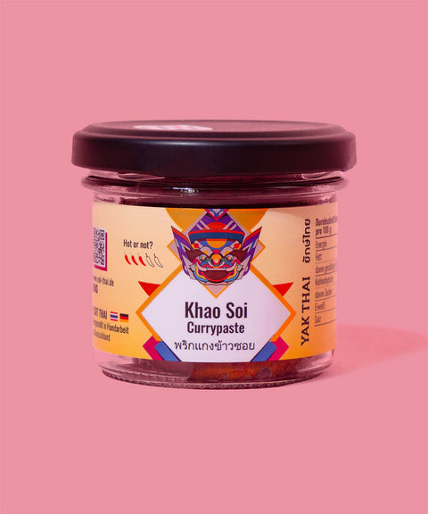 Currypaste vor rosa Hintergrund