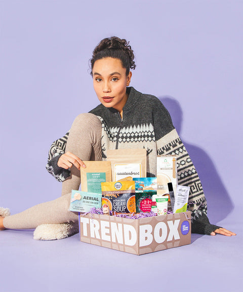Model mit Trendbox vor lila Hintergrund 