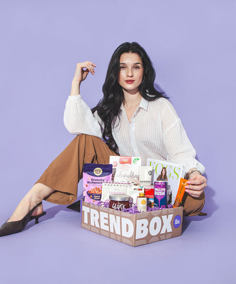 Frau auf dem Bode mit Box vor sich