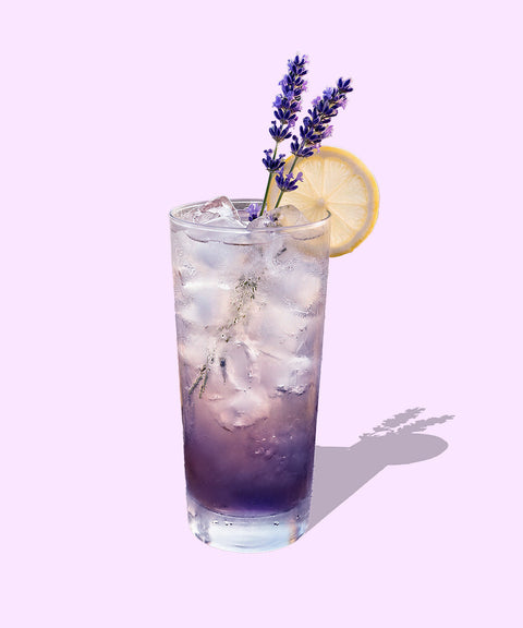 Lavendel Limonade vor rosa Hintergrund 