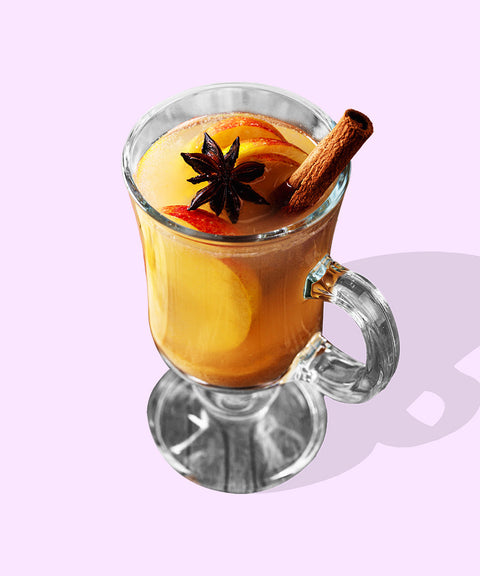 Winterpunsch vor rosa Hintergrund