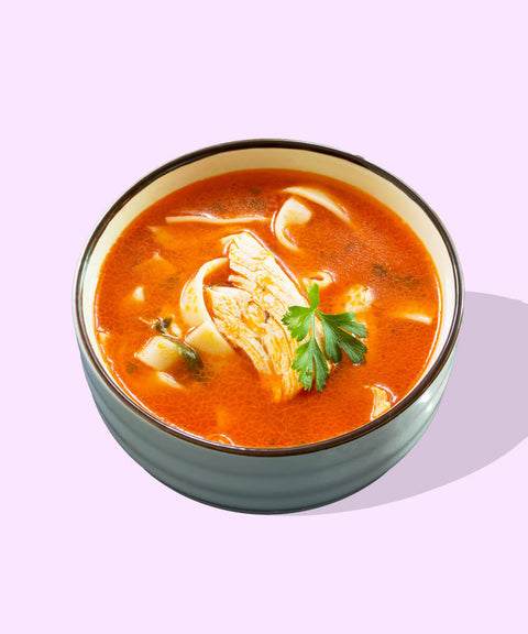 Asiatische Nudelsuppe auf rosa Hintergrund