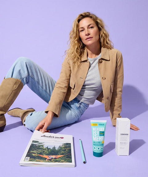 Frau mit Trendboxprodukten vor lila Hintergrund