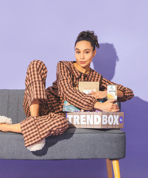 Frau auf Sofa mit Trendbox 