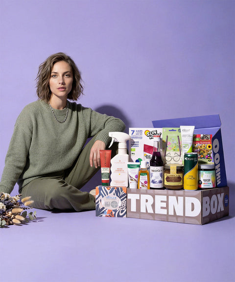 Frau mit Trendbox vor lila Hintergrund