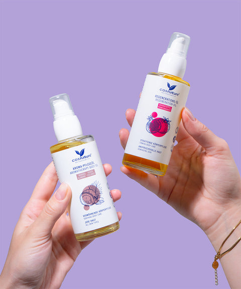 Pflegeöl in zwei Händen