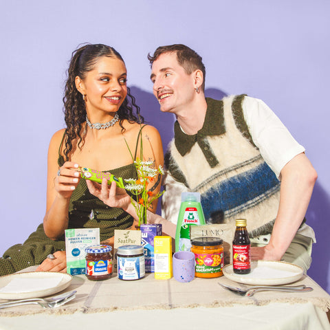 zwei Personen am Tisch mit Produkten