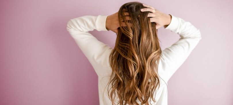 Frisuren mit Stirnband – drei Stirnband-Looks für den Winter