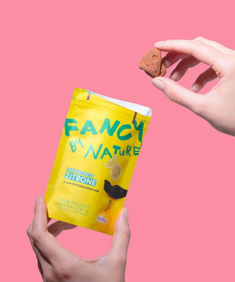 Früchtesnack auf rosa Hintergrund