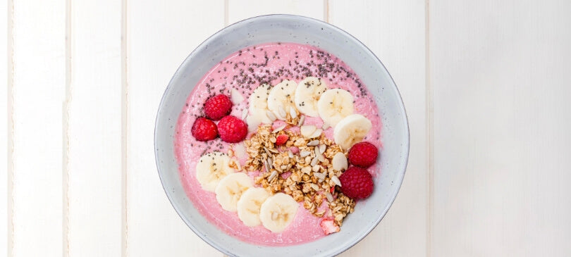 Fruchtige Frühstücks-Bowl: Rezept mit Joghurt, Beeren und Granola
