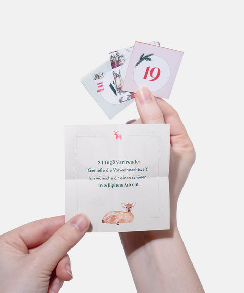 Groh Karten in der Hand vor grauem Hintergrund 