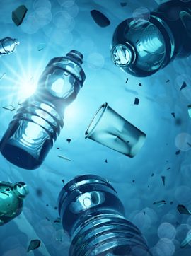 Plastikflaschen im Meer