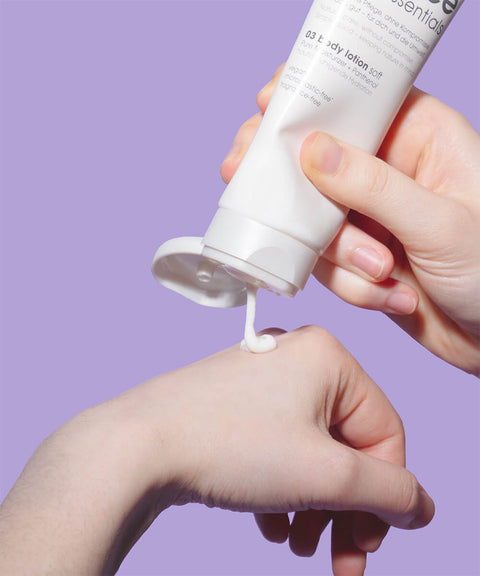 Creme auf Hand geben