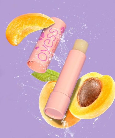 Lippenbalsam auf lila Hintergrund