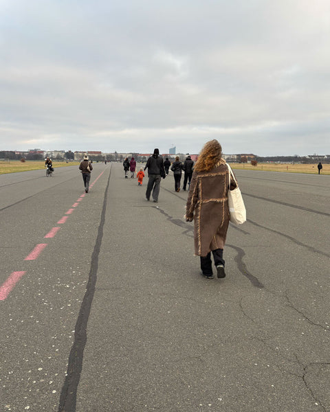 Personen laufen auf dem Tempelhofer Feld
