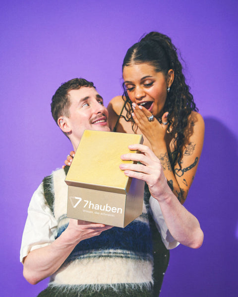 zwei Models mit Golden Box vor lila Hintergrund