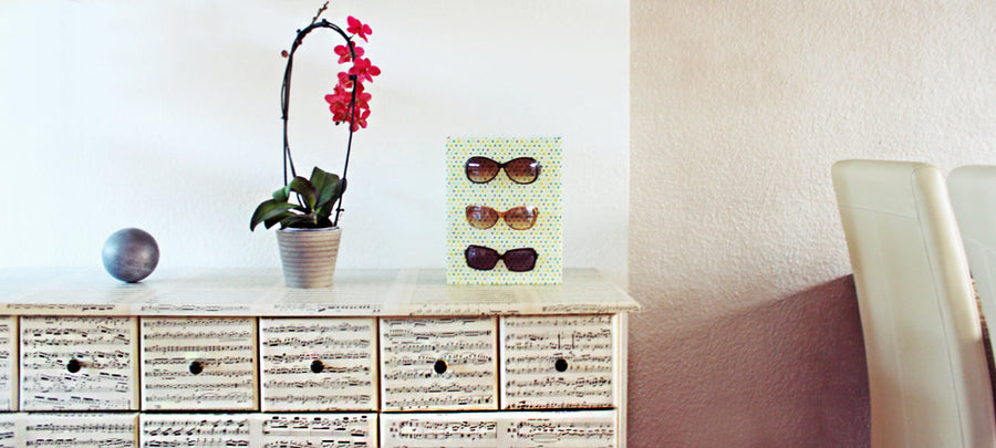 Brillenhalter selber machen: Upcycling-Idee aus einer Pappschachtel