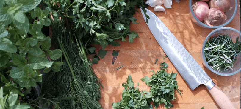 Wildkräutersuppe – dein veganes Rezept