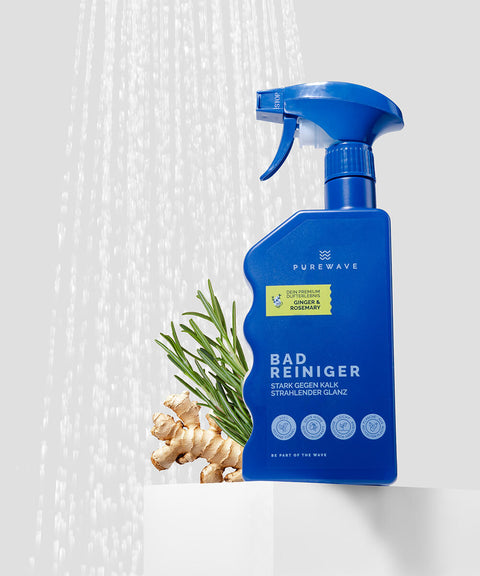PUREWAVE Badreiniger mit Ingwer und Rosmarin auf weißen Kasten mit fließendem Wasser im Hintergrund