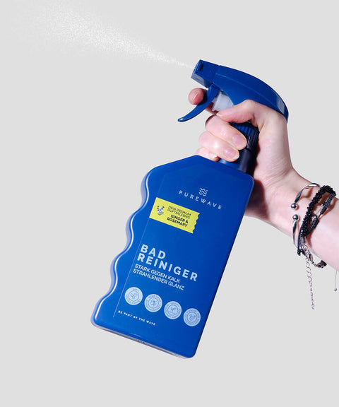 PUREWAVE Badreiniger in der Hand