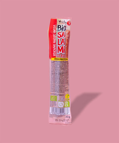 Wheaty Bio Salami auf Rosa Hintergrund