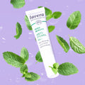 Lavera Anti Pickel Gel schwebt mit Minzblättern 