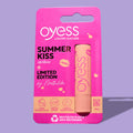 oyess Lipbalm Summer Kiss Aprikose Verpackung auf Lila Hintergrund