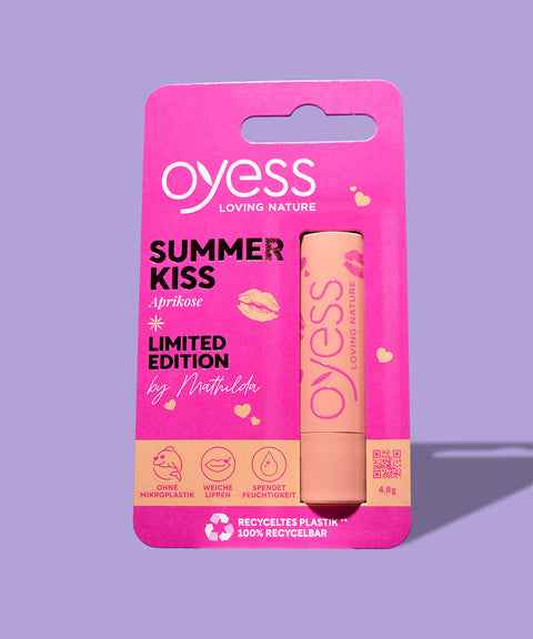 oyess Lipbalm Summer Kiss Aprikose Verpackung auf Lila Hintergrund