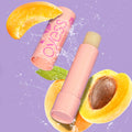 oyess Lipbalm geöffnet mit neben Aprikose und Wasser spritzend